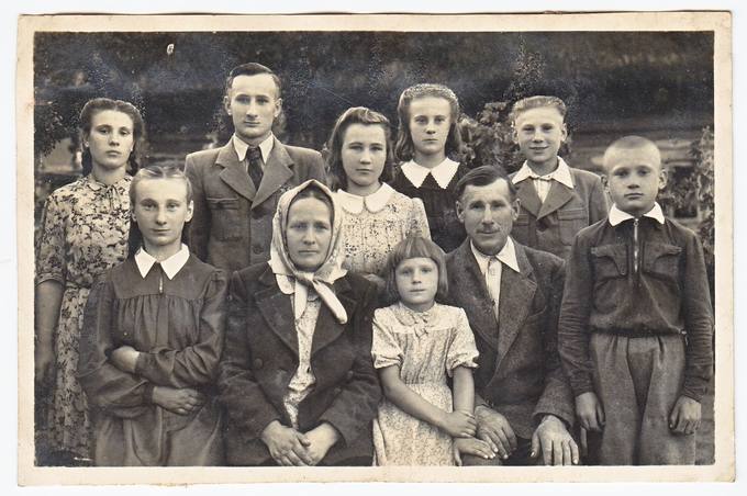 Bronislavas Aidukas (antroje eilėje antras iš kairės) su šeima Talačkonių kaime